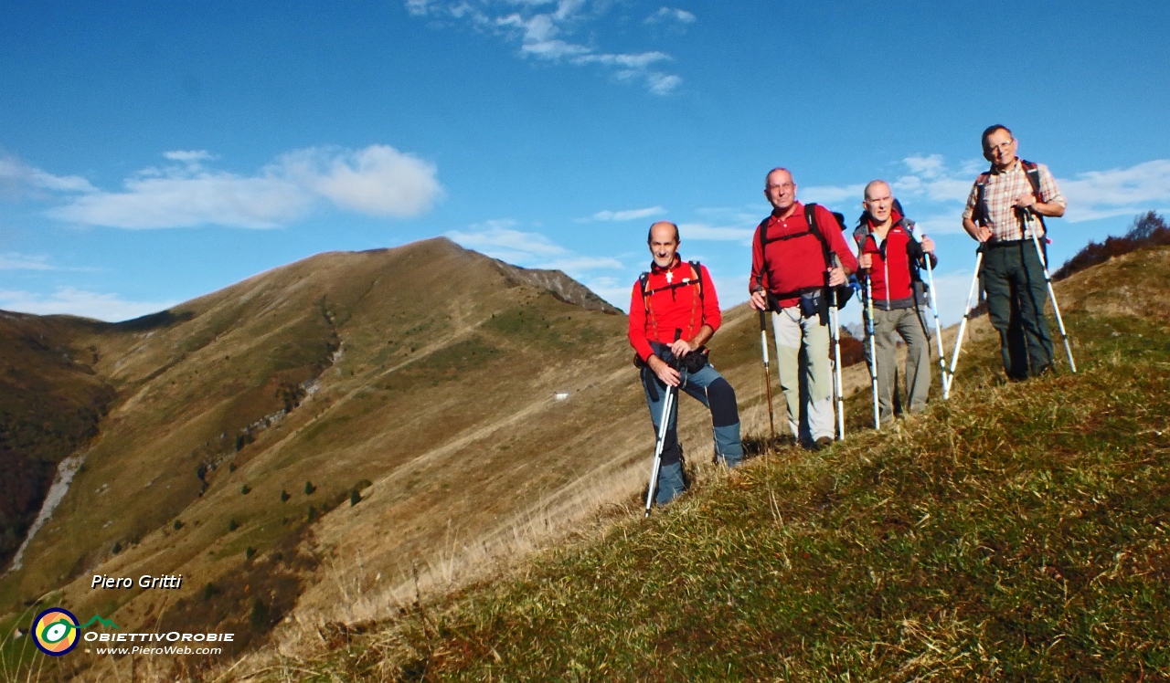 21 Con tre amici del GAC appena  sopra il Passo Baciamorti (1540 m) con vista in Pizzo Baciamorti.JPG